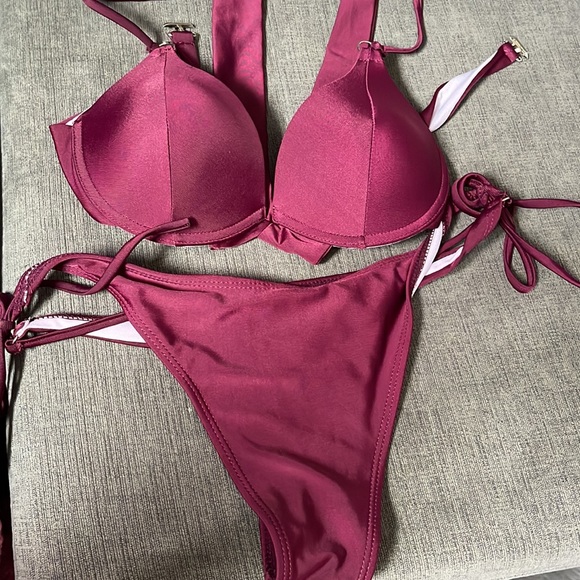 Maroon bikini - Picture 2 of 2